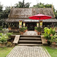 หน้าร้าน คอฟฟี่มาเนีย@แยกวุ่นวาย วุ่นวาย