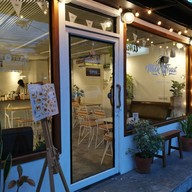 หน้าร้าน The White Cafe Milk&Toast