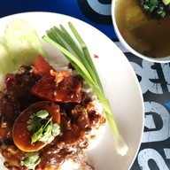 เมนูของร้าน บะหมี่เกี๊ยว โหน่ง ชะชะช่า อยุธยา