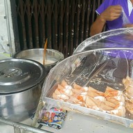 เมนูของร้าน ขนมเบื้อง หน้าร้านสมบูรณ์ไทย