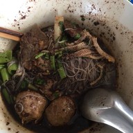 ป.ประทีบ ก๋วยเตี๋ยวเรือ โคราช ซอยเบญจรงค์