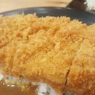 ข้าวหมูทอดแกงกะหรี่ : นอกกรอบ ฟูๆ ไม่อมน้ำมัน ดีใช้ได้จ๊ะ