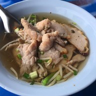 นายเชวงก๋วยเตี๋ยว (ลูกชิ้นหมูท่าตะโก)