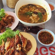 เปี๊ยกส้มตำไก่ย่างหนังกรอบ