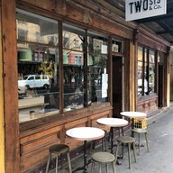 หน้าร้าน Two Sis & Co.