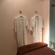 Lavish Salon and Spa ศาลาแดง