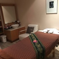 Lavish Salon and Spa ศาลาแดง