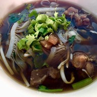 เมนูของร้าน ก๋วยเตี๋ยววัดดงมูลเหล็ก กาญจนบุรี