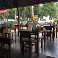 บรรยากาศ ก๋วยเตี๋ยววัดดงมูลเหล็ก กาญจนบุรี