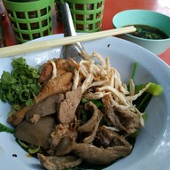เมนูของร้าน เตี๋ยวไก่-หมูตุ๋น ยกซด! (เจ้าเก่าหน้าสภากาชาด)