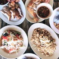 เมนูของร้าน ส้มตำป้าเอียดเกาะยอ