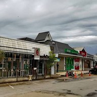 หน้าร้าน บ้านศิลป์ ลาภิน วัดร่องขุ่น