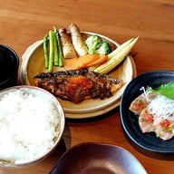 รูปหมู่ของคาวในเซ็ท
