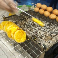 เมนูของร้าน นิด ไข่ทรงเครื่อง ข้าวจี่ ตลาดนกฮูก