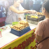 หน้าร้าน นิด ไข่ทรงเครื่อง ข้าวจี่ ตลาดนกฮูก