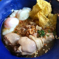 ก๋วยเตี๋ยวเก๊าสะเดา สันติธรรม