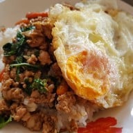 ป้าสมนึกเจ้าเก่า ผัดไทยมรดกโลก