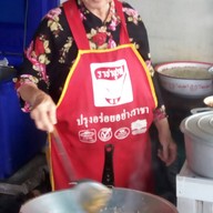บรรยากาศ ผัดไทยสูตรโบราณ หน้าหมู่บ้านสมชาย