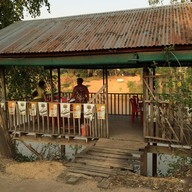 บรรยากาศ สวนอาหารปลาสไบบาง