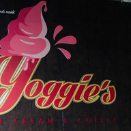หน้าร้าน Yoggie’s ice cream&coffee