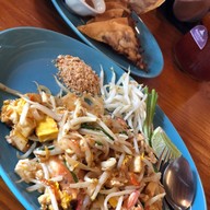 ก๋วยเตี๋ยวไก่ตุ๋น บัวทิพย์