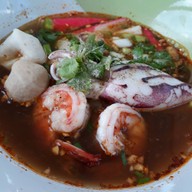 เมนูของร้าน ก๋วยเตี๋ยวลุงกบ