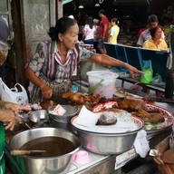 บรรยากาศ เป็ดย่างจ่าเฉิด ตลาดสามชุก