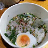 เมนูของร้าน ก๋วยเตี๋ยวต้มยำ ข้าวกะเพรา อร่อยที่สุด ชายหาดชะอำ ชะอำ