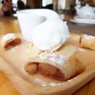 Parlour Restaurant & Bar คริสตัล ดีไซน์เซ็นเตอร์