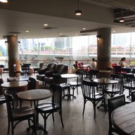 บรรยากาศ Starbucks The Fullerton Waterboat House