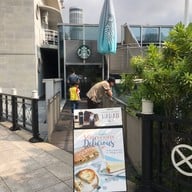 หน้าร้าน Starbucks The Fullerton Waterboat House