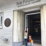 หน้าร้าน Starbucks The Fullerton Waterboat House