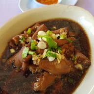 เมนูของร้าน ก๋วยเตี๋ยวไก่ บ้าน รชต หมู่บ้านเสริมทรัพย์