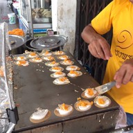 ขนมเบื้อง หน้าร้านสมบูรณ์ไทย