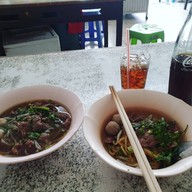 เมนูของร้าน ก๋วยเตี๋ยวเนื้อสูตรแปดริ้ว