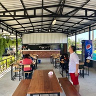 บรรยากาศ ร้านข้าวแกงหน้าบ้าน พัทยา