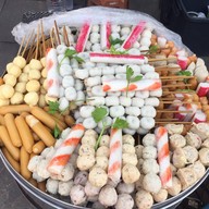 ยำลูกชิ้นตี๋เล็ก ตลาดเนินสูง