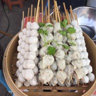 ยำลูกชิ้นตี๋เล็ก ตลาดเนินสูง