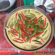 ยำลูกชิ้นตี๋เล็ก ตลาดเนินสูง