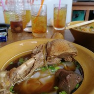 คุณพลอยก๋วยเตี๋ยวเป็ด มีสาขาเดียว