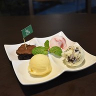 ไอติมใส่ใจ.......  กว่า 90 รส เบเเกอรีๆ วีเเกน 0% ไขมันทรานส์ "ทำเองใส่ใจ" .... ปลอดภัยจากสารกันเสีย