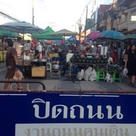บรรยากาศ ถนนคนเดินสันกำแพง
