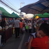 บรรยากาศ ถนนคนเดินสันกำแพง