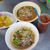 เมนูของร้าน ก๋วยเตี๋ยวเกี๊ยวฟรี ท่าพระจันทร์