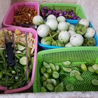 เมนูของร้าน สุกี้เรือนเพชร (ราด-รี); ข้าวไข่เจียว+น้ำพริก+ผัก..ตามสั่ง (เครื่องแกงใต้)