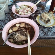 ก๋วยเตี๋ยวข้างวัดพญาชมภู