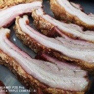ตุ๊กตา หมูแดง หมูกรอบ ตลาดยิ่งเจริญ