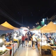 บรรยากาศ ถนนคนเดินสันกำแพง