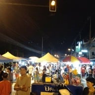 บรรยากาศ ถนนคนเดินสันกำแพง