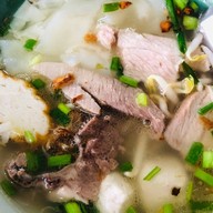 ก๋วยเตี๋ยวคั่วไก่-หมู ตรอกสุกร